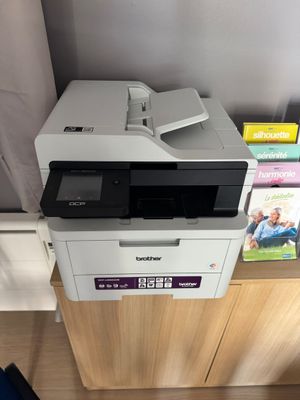 une imprimante placée au-dessus d'une armoire