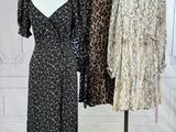 trois robes sur un mannequin sont posées devant un mur blanc