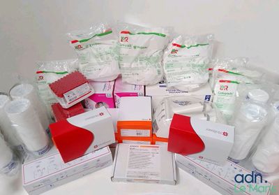 de nombreux articles médicaux disposés sur une table blanche