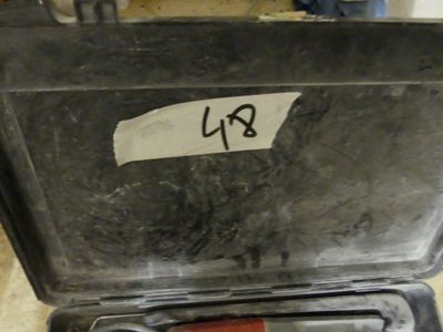 un outil se trouvant dans la mallette et sur lequel est collé un autocollant