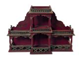 une étagère en bois rouge comportant trois tablettes