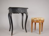 une image représentant une petite table avec un tabouret à côté