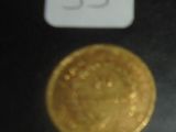 une pièce d'or sur laquelle figure le chiffre 35