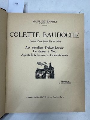 un livre ouvert posé sur une table à côté d'un livre