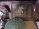 une citrouille verte posée sur une table à côté d'une lampe
