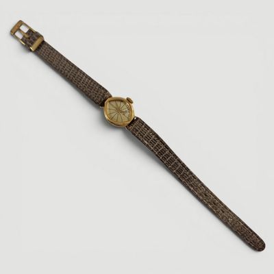 gros plan d'une montre sur une surface blanche