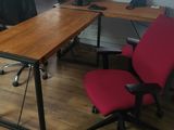un bureau avec deux chaises et un ordinateur dessus