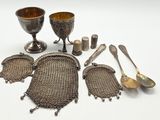 beaucoup d'objets en argent qui se trouvent sur la table