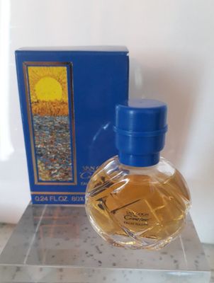 l'image d'un flacon de parfum posé sur une table