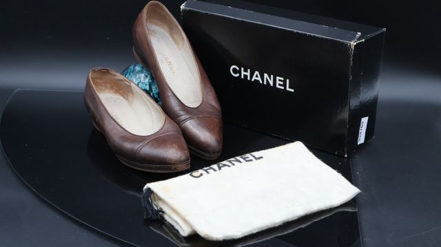 CHANEL - Paire de chaussures à petit talon compensée en cuir. Poi...