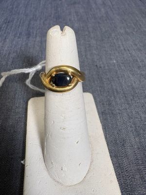 une image d'une bague sertie d'une pierre noire