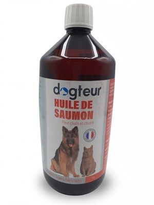 une bouteille de liquide à côté de laquelle est assis un chien