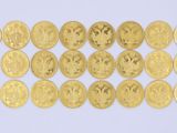 gros plan d'une pile de pièces d'or sur une surface blanche
