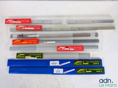cinq types de crayons différents posés sur une surface blanche