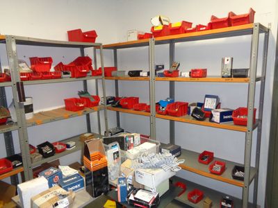 une pièce comportant de nombreuses étagères sur lesquelles sont disposés divers objets