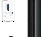 une photo d'un purificateur d'air noir à côté d'une télécommande