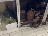 beaucoup de bouteilles en verre et d'autres objets par terre