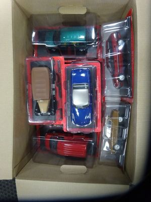 une boîte contenant tout un tas de petites voitures