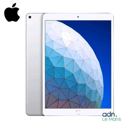 On voit un iPad Air d'Apple portant le logo Apple.