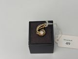 gros plan d'une bague dans une boîte noire avec une étiquette de prix