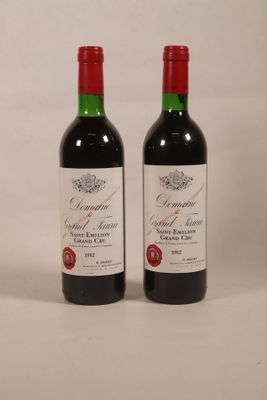 deux bouteilles de vin rouge posées l'une à côté de l'autre sur une table