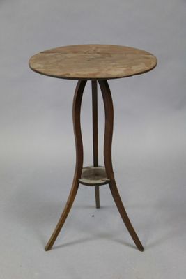 une petite table avec un plateau en bois sur fond blanc