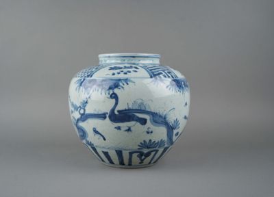 un vase bleu et blanc avec un oiseau dessus