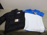La veste et le t-shirt The North Face sont posés sur un banc