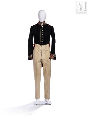 une image représentant un mannequin vêtu d'un uniforme militaire