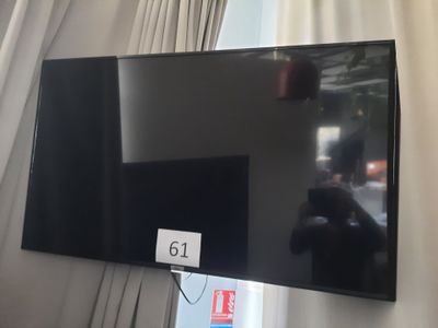un téléviseur à écran plat accroché au mur d'une pièce
