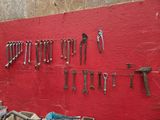 un mur rouge sur lequel sont accrochés tout un tas d'outils