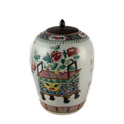 un vase muni d'un couvercle orné de fleurs