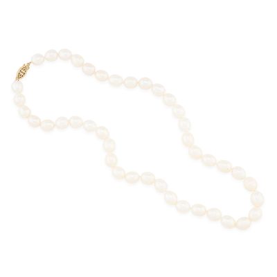 un collier de perles blanches avec un fermoir en or sur fond blanc