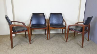 trois fauteuils en cuir noir placés les uns à côté des autres dans une pièce