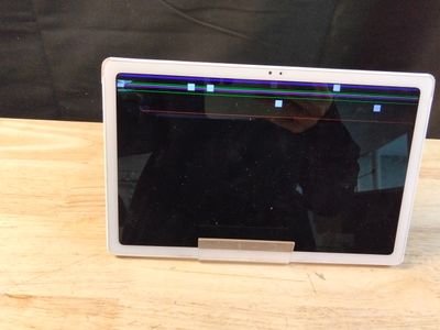 une tablette posée sur une table en bois