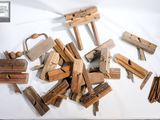 les nombreux morceaux de bois qui se trouvent sur une table