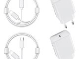 quatre types différents de chargeurs blancs et de câbles sur fond blanc