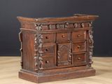 une vieille commode en bois posée sur un parquet