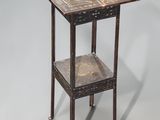 une photo d'une petite table en bois avec un plateau en carrelage