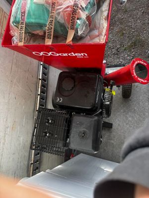 un chariot rouge rempli de nourriture posé par terre