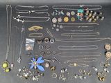 de nombreux types de colliers et de bracelets sur la table