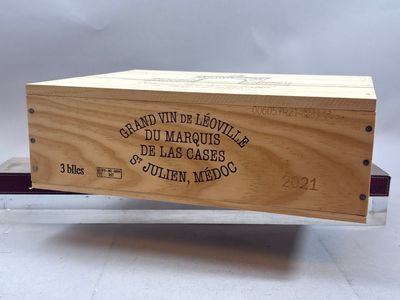 gros plan d'une boîte en bois portant une étiquette
