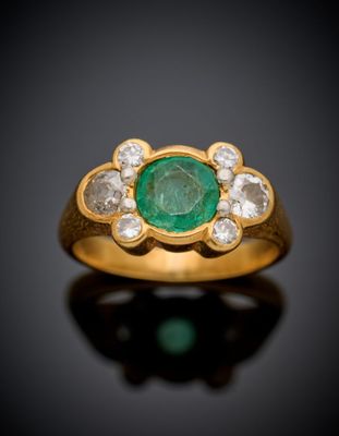 une bague en émeraude et diamant