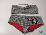 un gros plan sur un haut de bikini et une culotte posés sur une table