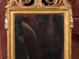 un miroir accroché au mur avec un oiseau dessus
