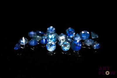 une grappe de saphirs bleus sur un fond noir
