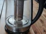 une cafetière posée sur une table en bois dans une cuisine
