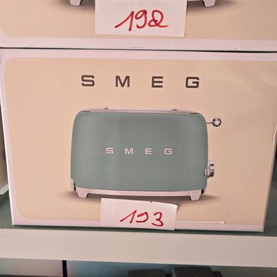 deux cartons de grille-pain Smeg exposés dans un magasin