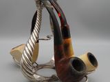 une image représentant un porte-pipes sur lequel sont posés deux pipes