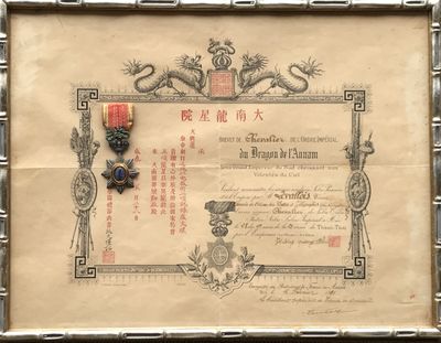 un vieux document sur lequel figure une médaille